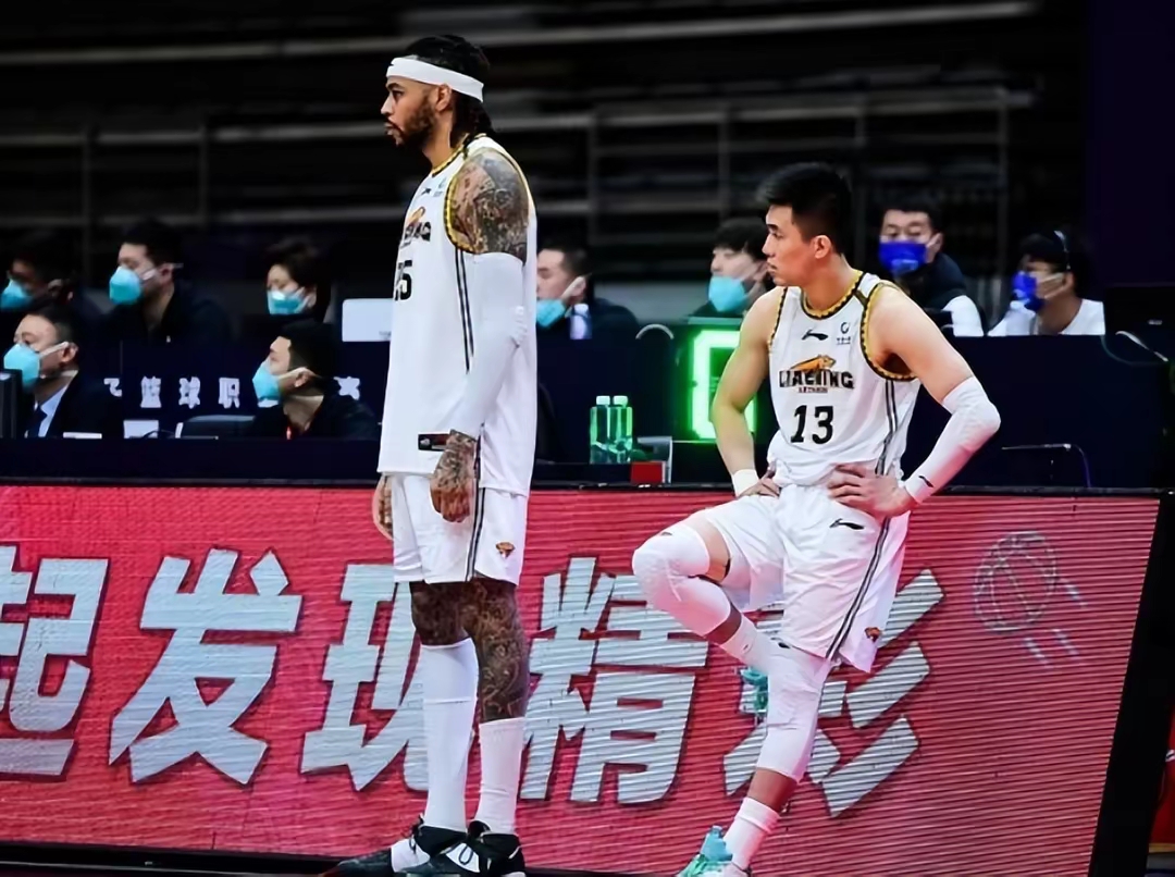 新疆广汇迎荷甲关键赛；冲刺阶段更衣室发声；管理层满意；球队文化再被提及的简单介绍